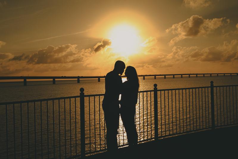 日没とキス間近のカップル
